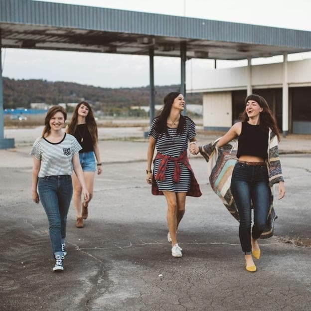 La caminata intencional aumenta los niveles de oxitocina. 