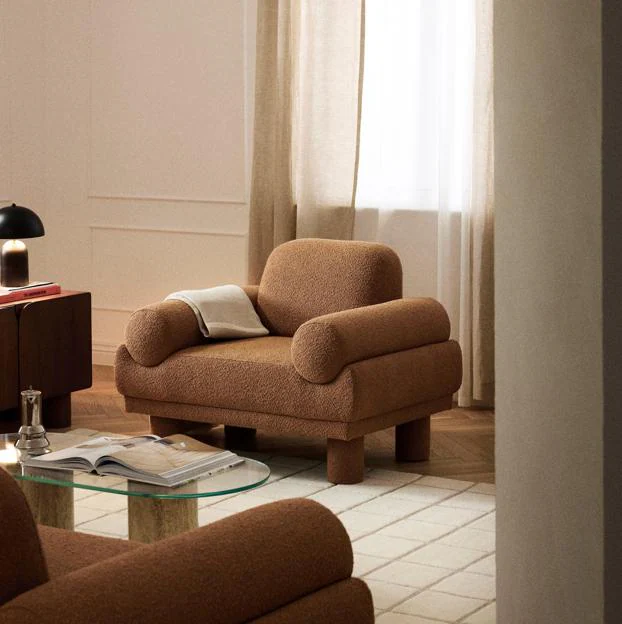 Sillón en tejido bouclé color Mocha Mousse de Westwing Collection (899 euros).
