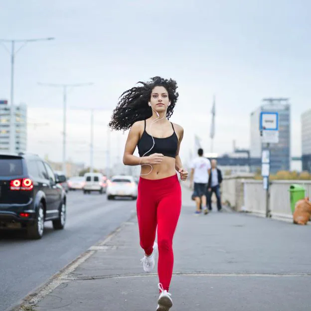 Mujer runner por la ciudad. 