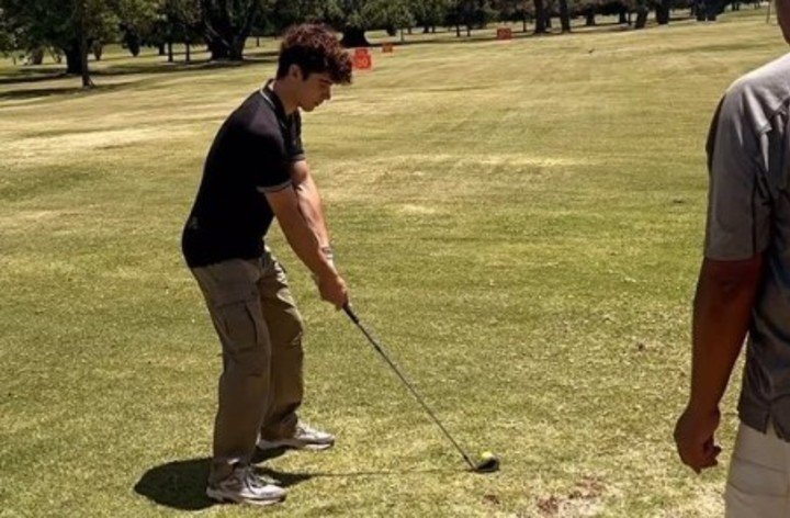 Jugando al golf, espero. Colapinto, de vacaciones en Argentina.