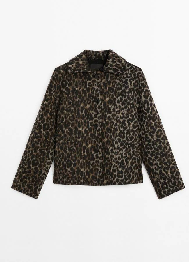 Abrigo con estampado de leopardo de Massimo Dutti.