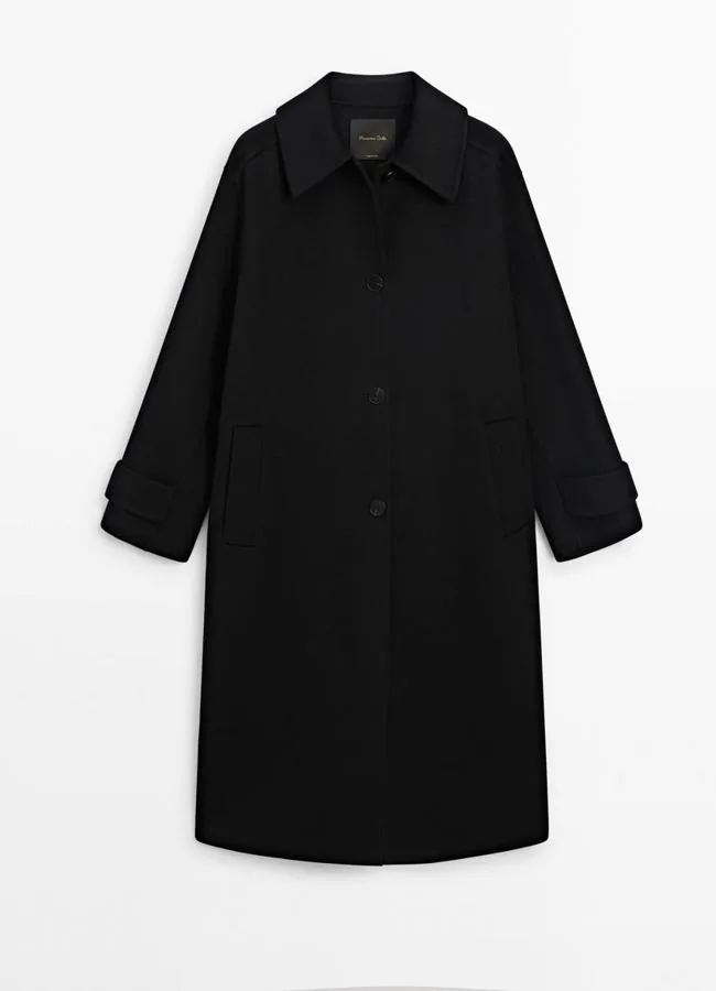 Gabardina de color negro de Massimo Dutti.