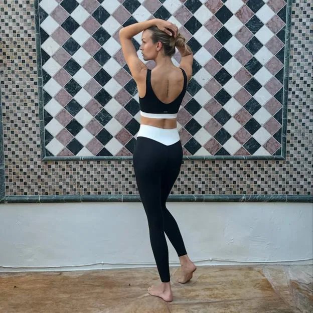 Mujer haciendo ejercicio de glúteos. 