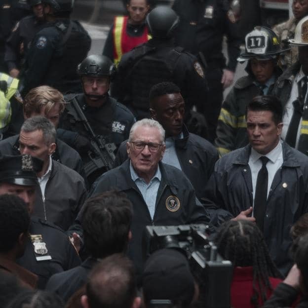 En el centro, Robert De Niro como George Mullen en una imagen de su esperada primera serie, Día Cero.