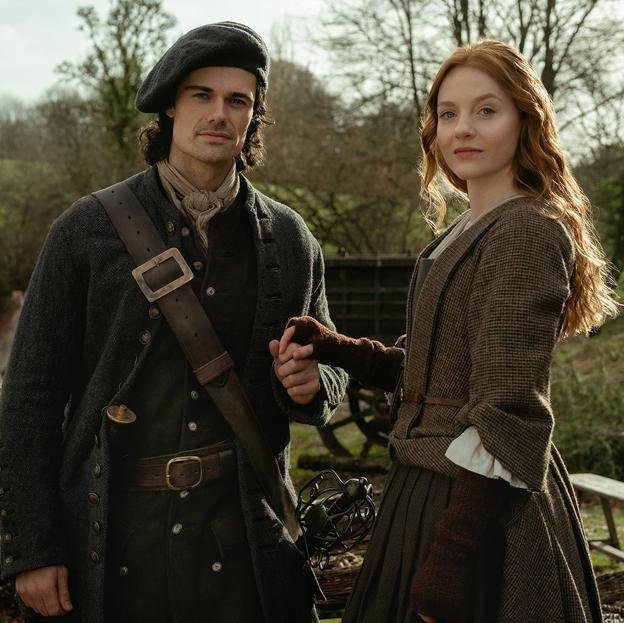 Jamie Roy y Harriet Slater como Brian Fraser y Ellen Mackenzie en una imagen promocional de la precuela de Outlander que se estrenará en 2025.