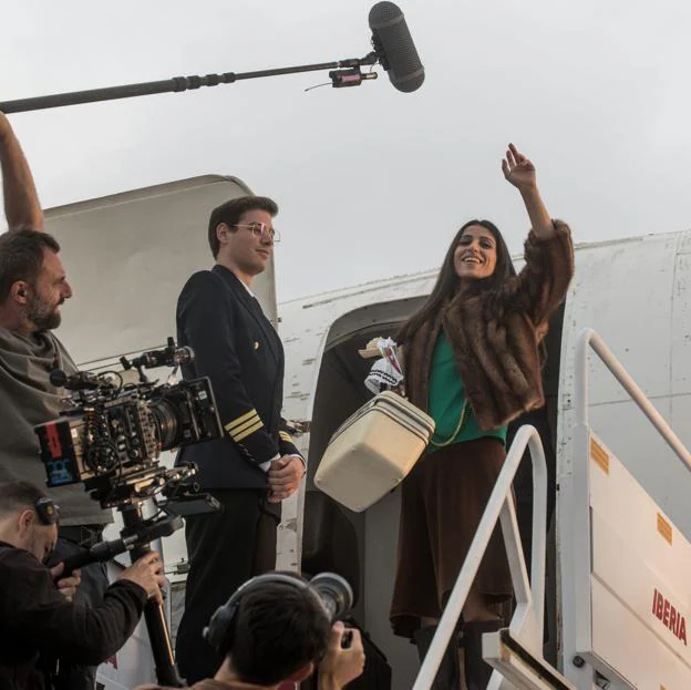 Carolina Yuste como Massiel en una imagen del rodaje de la serie sobre la victoria de la artista madrileña en Eurovisión.