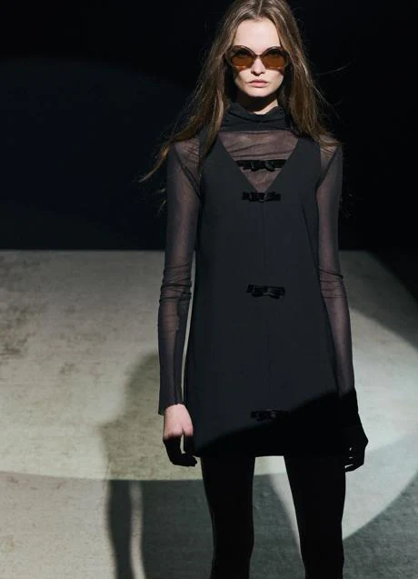 Vestido negro de Zara (29,99 euros)