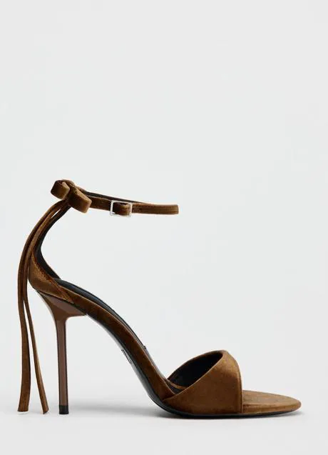 Sandalias de tacón de Zara (39.95 euros)