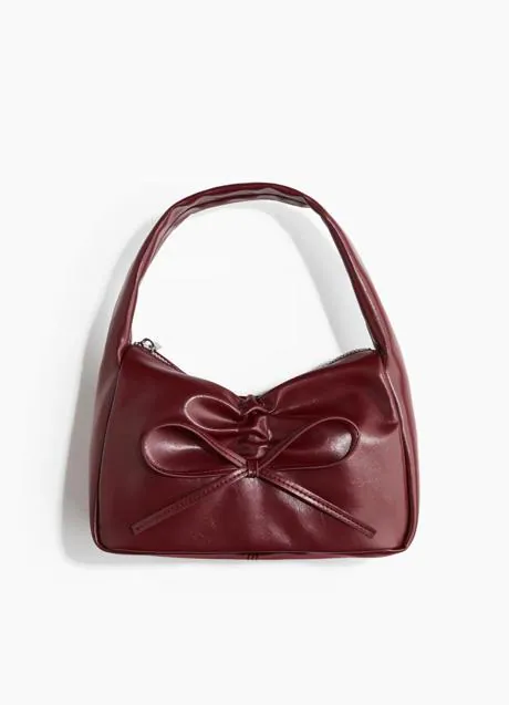 Bolso burdeos de H&M (19,99 euros)