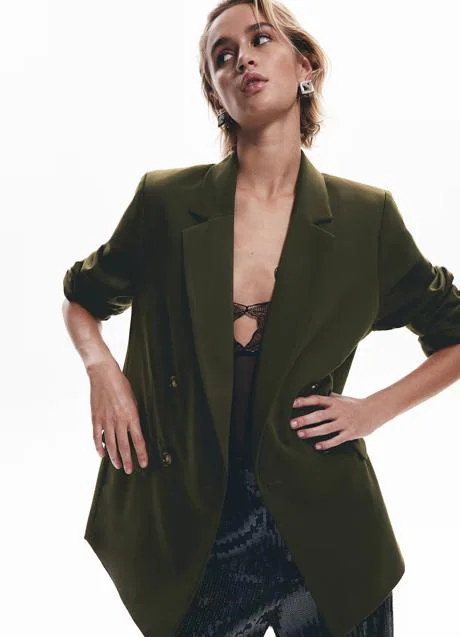 Americana caqui de H&M (34,99 euros)