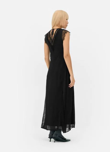 Vestido negro de encaje de Primark (32 euros)