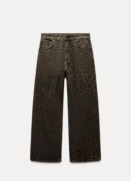 Pantalones con estampado animal de Zara (39,99 euros)