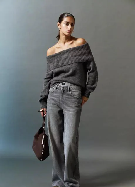 Jersey con los hombros al aire de Pull & Bear (25,99 euros)