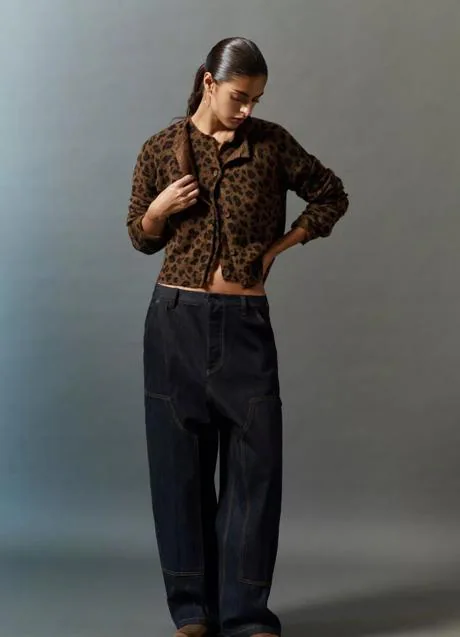 Chaqueta con estampado de leopardo de Pull & Bear (27,99 euros)