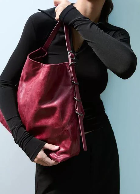 Bolso burdeos de Pull & Bear (25,99 euros)