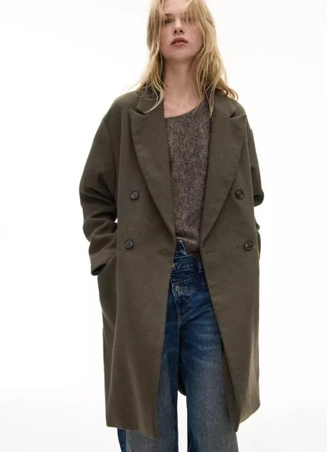 Abrigo de doble botonadura de Pull & Bear (39,99 euros)