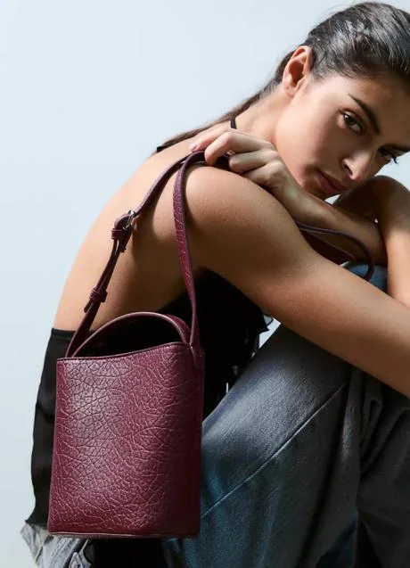 Bolso burdeos de Pull & Bear (12,99 euros)