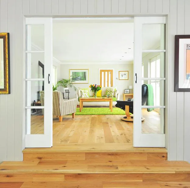 Espacios open concept y divisiones funcionales en el hogar.