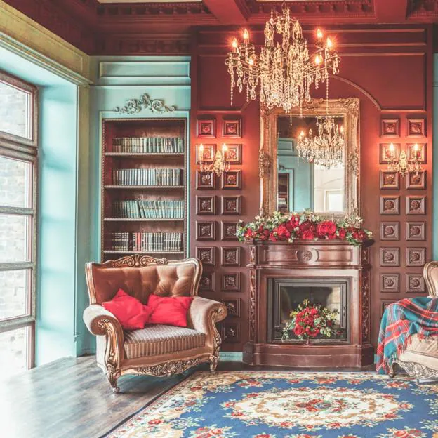 Salón de estilo maximalista.