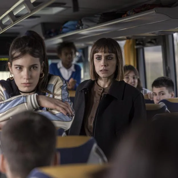 A la derecha, Aura Garrido en una imagen de Invisible.