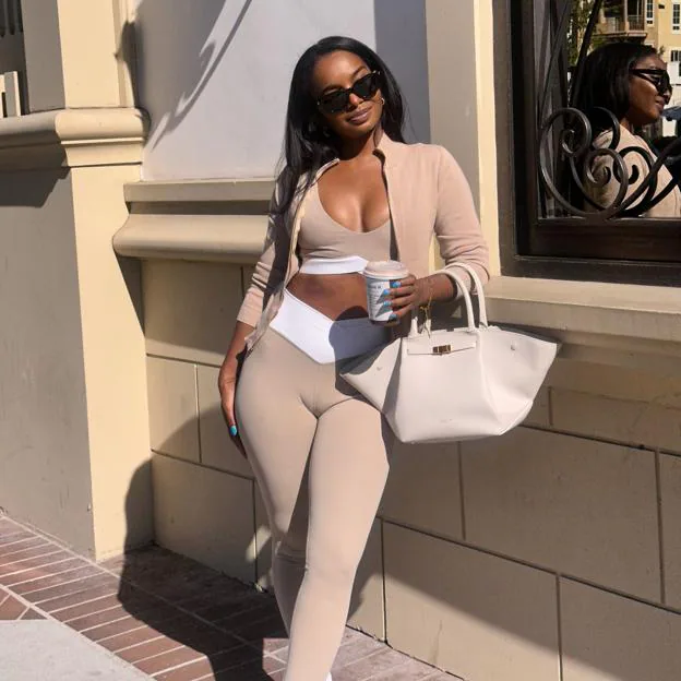 Mujer de camino al gimnasio. 