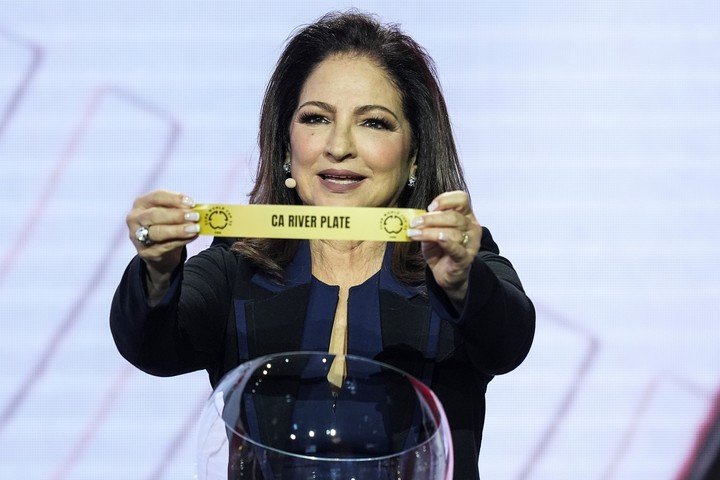 Gloria Estefan fue la encargada de sacar la bolilla de River en el sorteo del Mundial de Clubes 2025. Foto: AP / Rebecca Blackwell