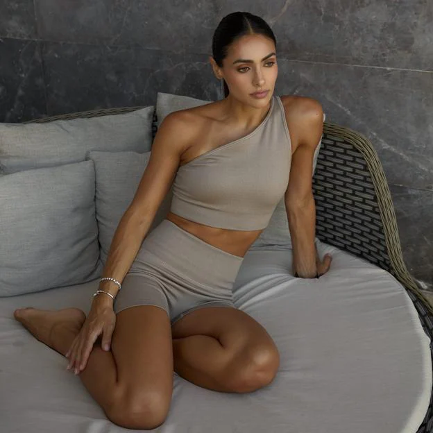 Mujer con un conjunto dos piezas para hacer ejercicio. 