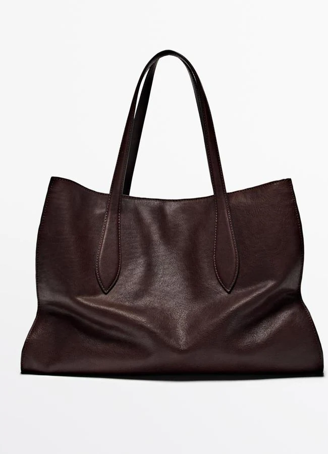Bolso shopper en color burdeos de Massimo Dutti.