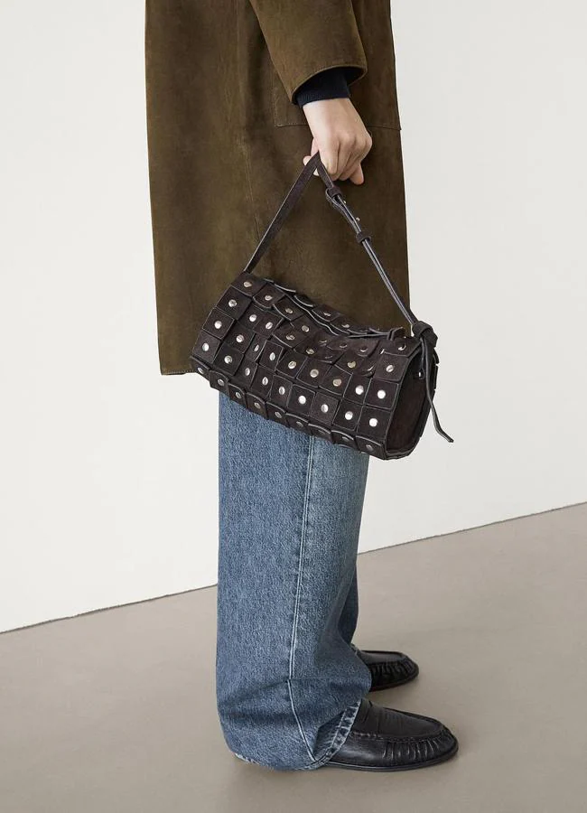 Bolso marrón con tachuelas de Massimo Dutti.
