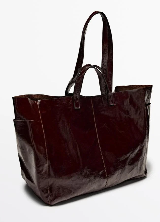 Bolso shopper efecto charol de Massimo Dutti.