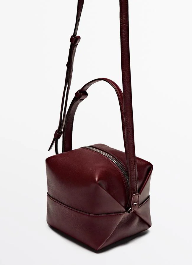 Bolso cubo en piel y color burdeos de Massimo Dutti.