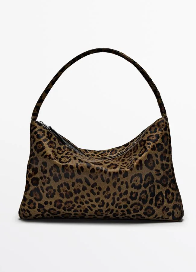 Bolso de hombro con estampado de leopardo de Massimo Dutti. 