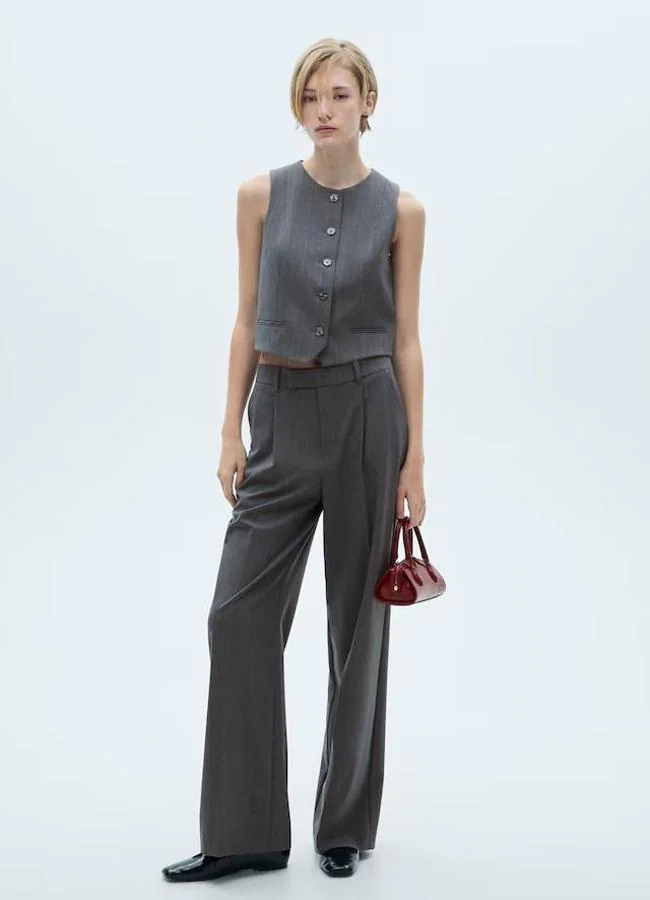 Traje gris con chaleco y pantalones anchos