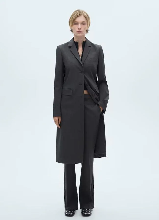 Traje gris con abrigo midi y pantalón flare