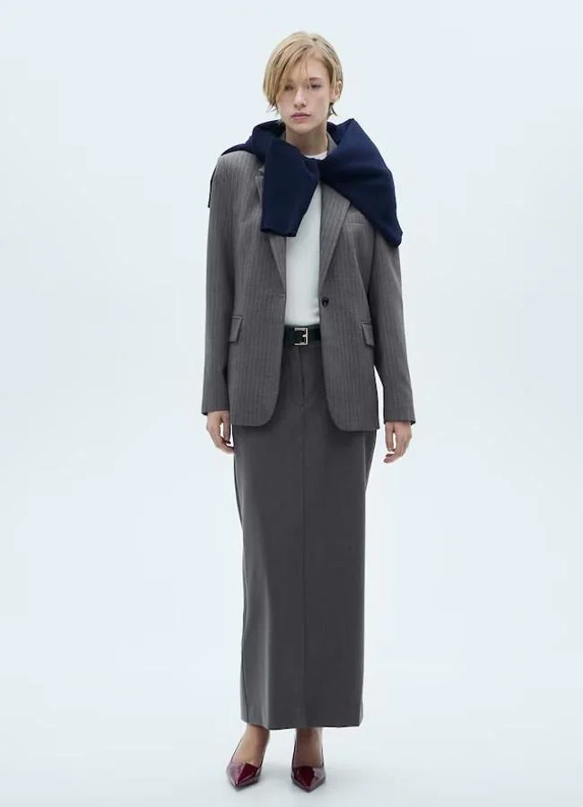 Traje gris con blazer y falda larga