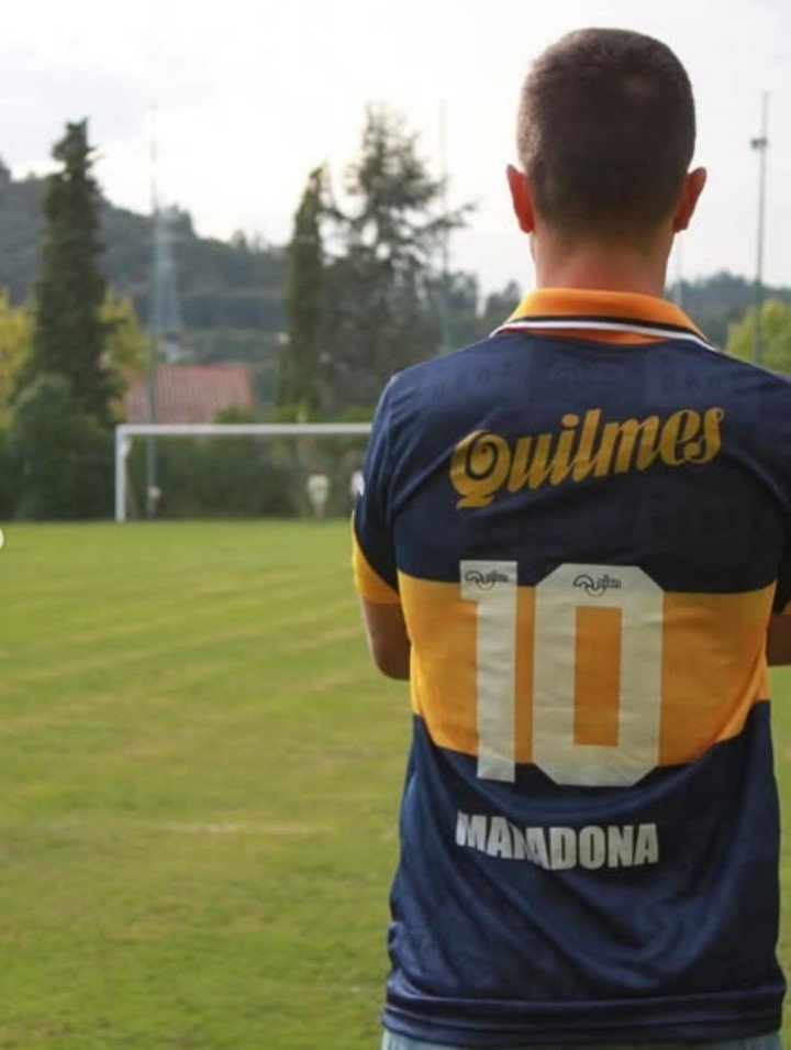 Con una réplica de la camiseta que usó Maradona en 1996 en Boca. 