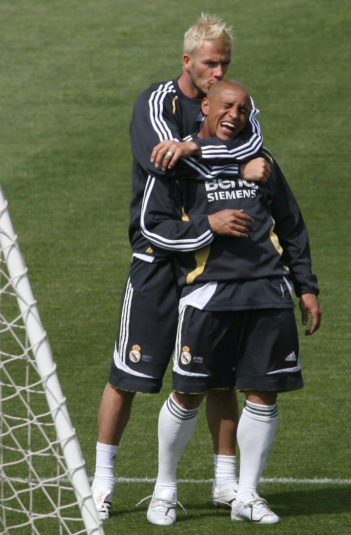 Beckham y Roberto Carlos, dos figuras galácticas que fueron vinculadas con el fútbol argentino. Foto AFP