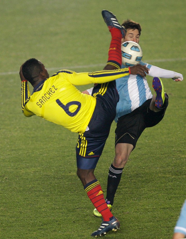 Dura entrada sobre Lionel Messi en la Copa América 2011. Foto: AP