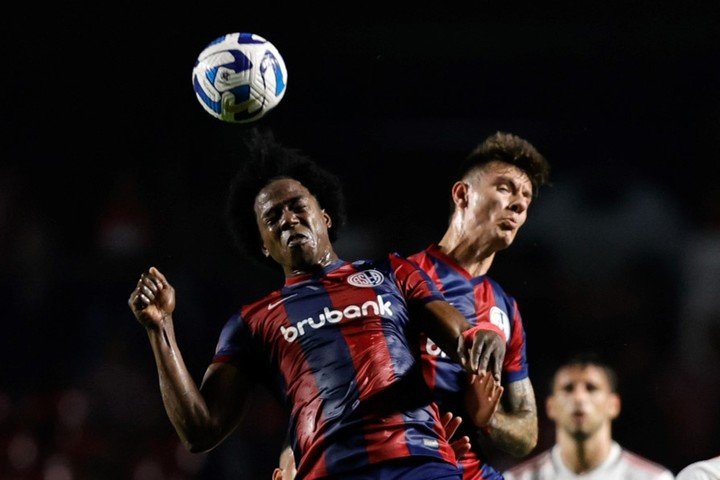 Carlos Sánchez, con la camiseta de San Lorenzo. Foto: EFE/ Isaac Fontana