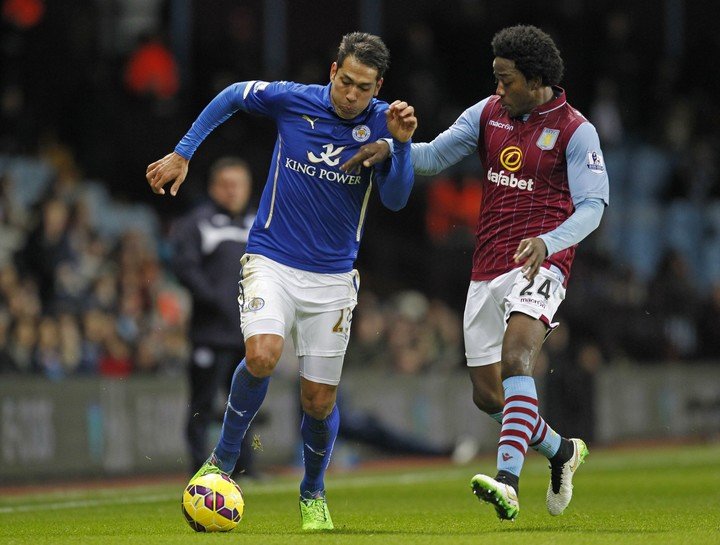 Carlos Sanchez, en Aston Villa, marca al argentino Leonardo Ulloa. Foto: AFP