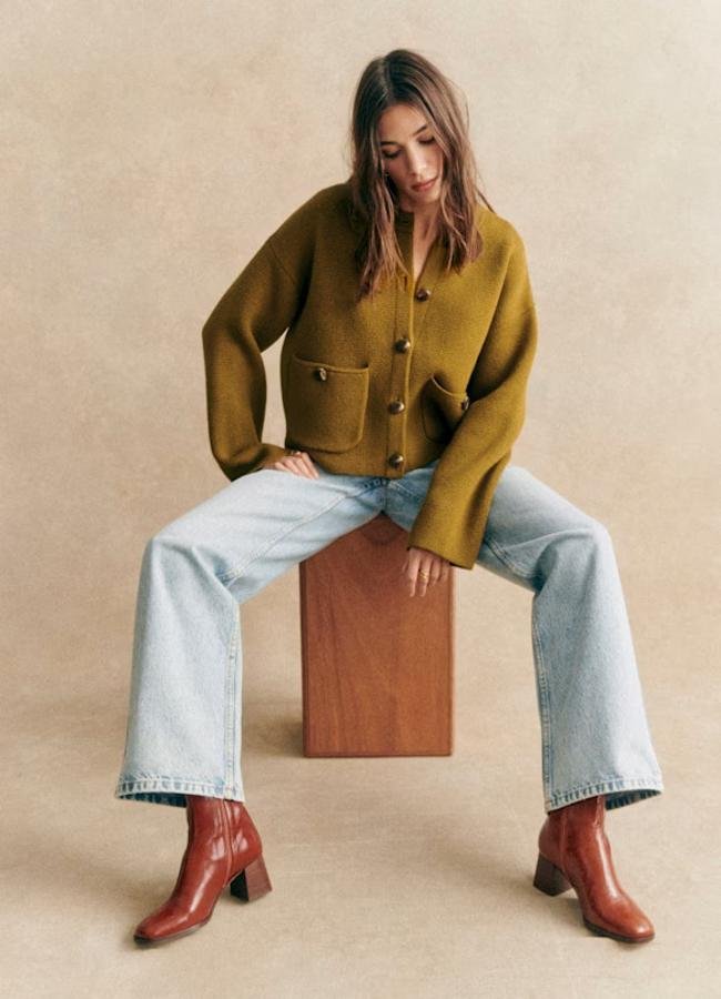 Chaqueta en verde oliva de punto de Sézane (175 euros):