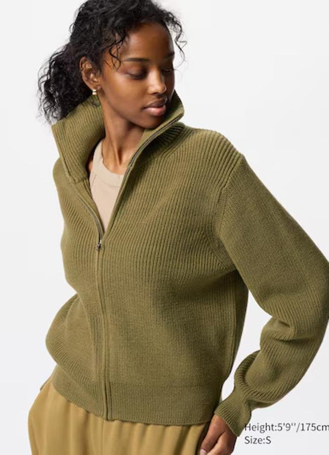 Cárdigan con cremallera en verde oliva de Uniqlo (39,90 euros).