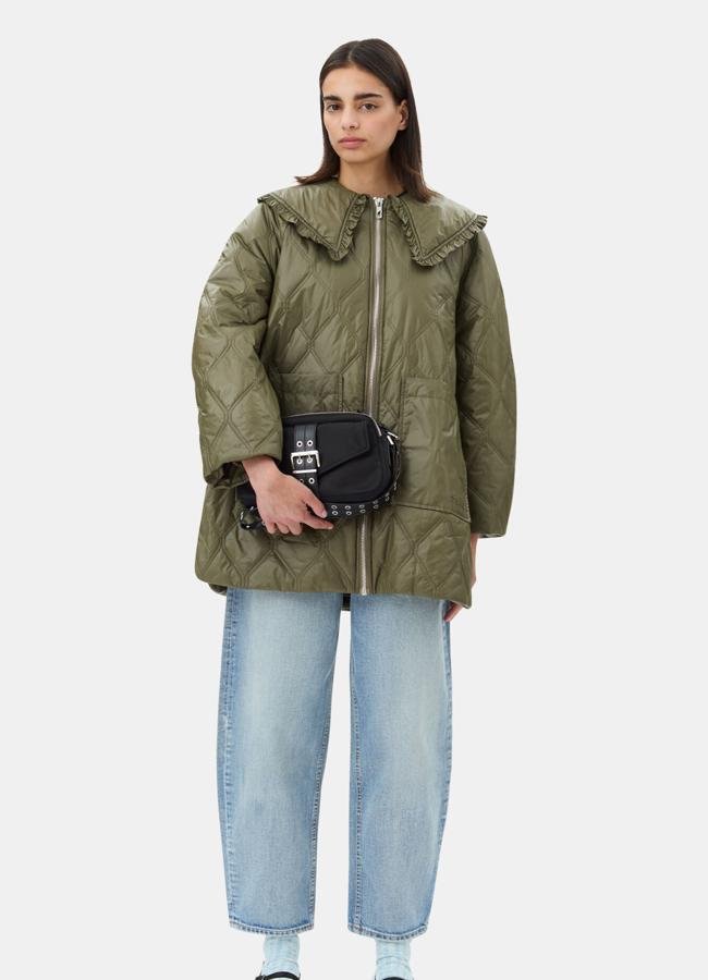 Abrigo en verde oliva con cuello bebé de Ganni (225 euros).