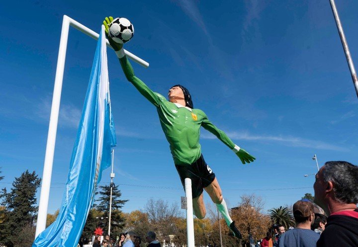 La estatua que recrea un atajadón de Fillol en San Miguel del Monte. Foto: @monte.gob.ar