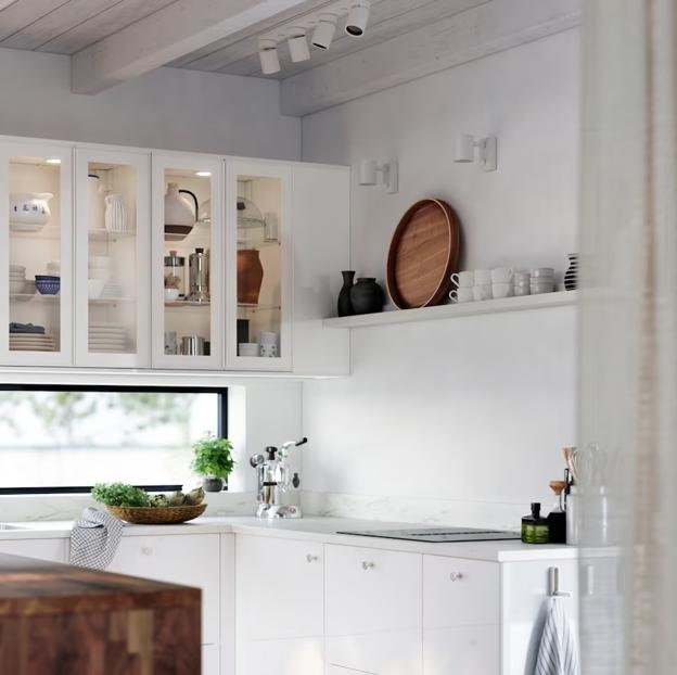 Cómo ordenar las tazas para tener más espacio en los armarios de la cocina.