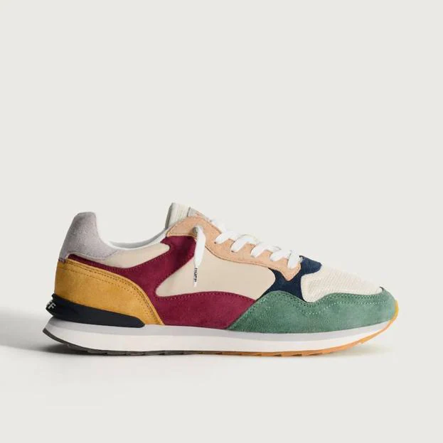 Zapatillas de mujer en burdeos bajas tipo running con detalles multicolor y suela serigrafiada (110€ en El Corte Inglés)