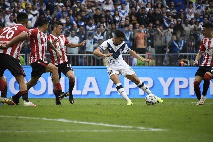 Alejo Sarco jugó nueve partidos en la Primera de Vélez y marcó un gol ante Estudiantes en la final de la Copa de la Liga 2024. Foto Federico Chara