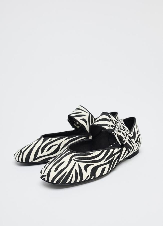 Bailarinas con estampado de cebra de Zara.