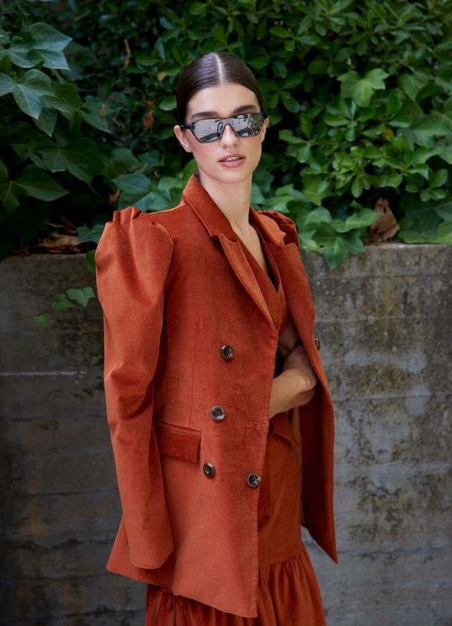 Blazer con doble botonadura en teja de Coosy.