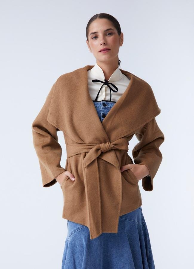Abrigo con lazada de Coosy.
